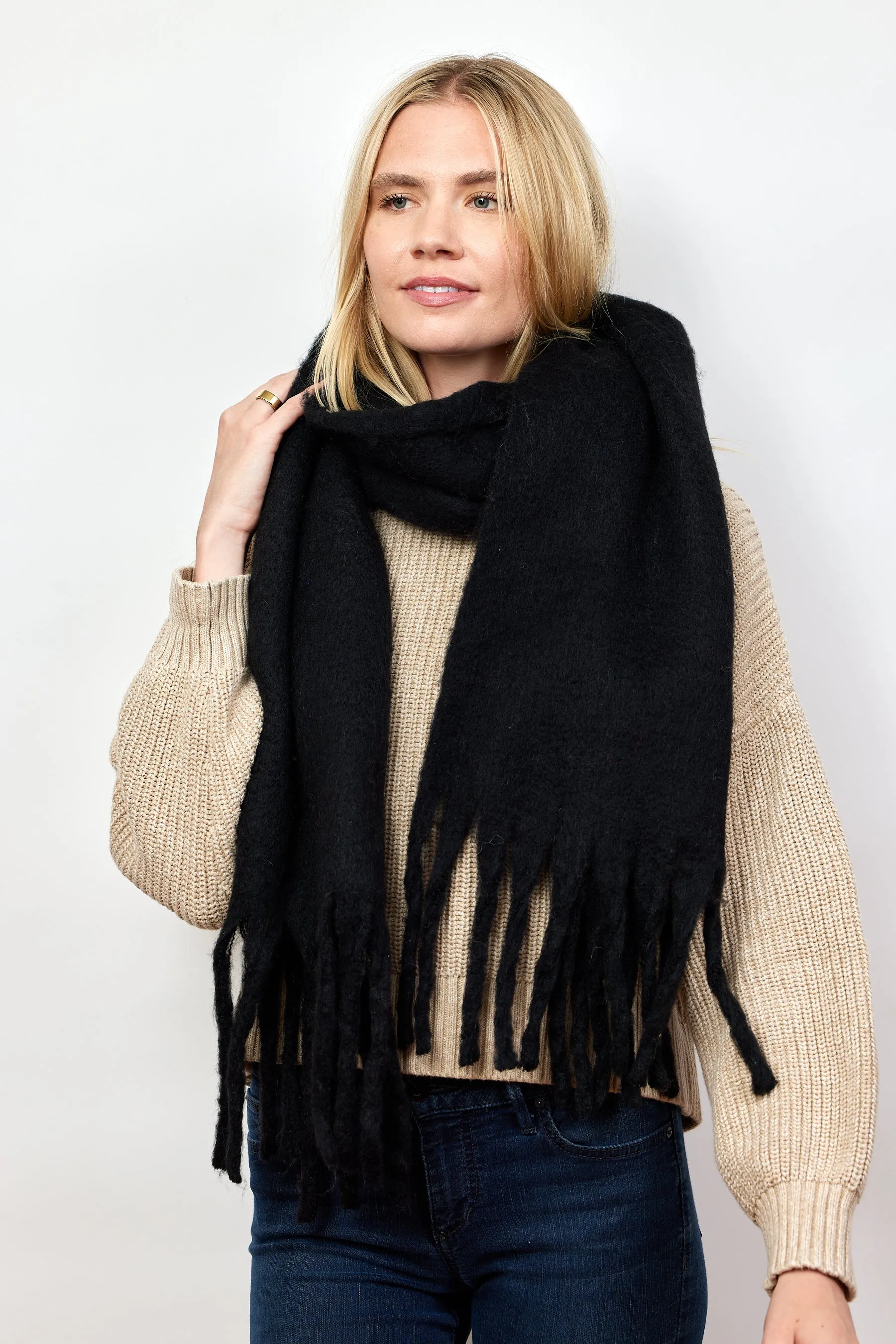 Chic Solid Scarf in Black