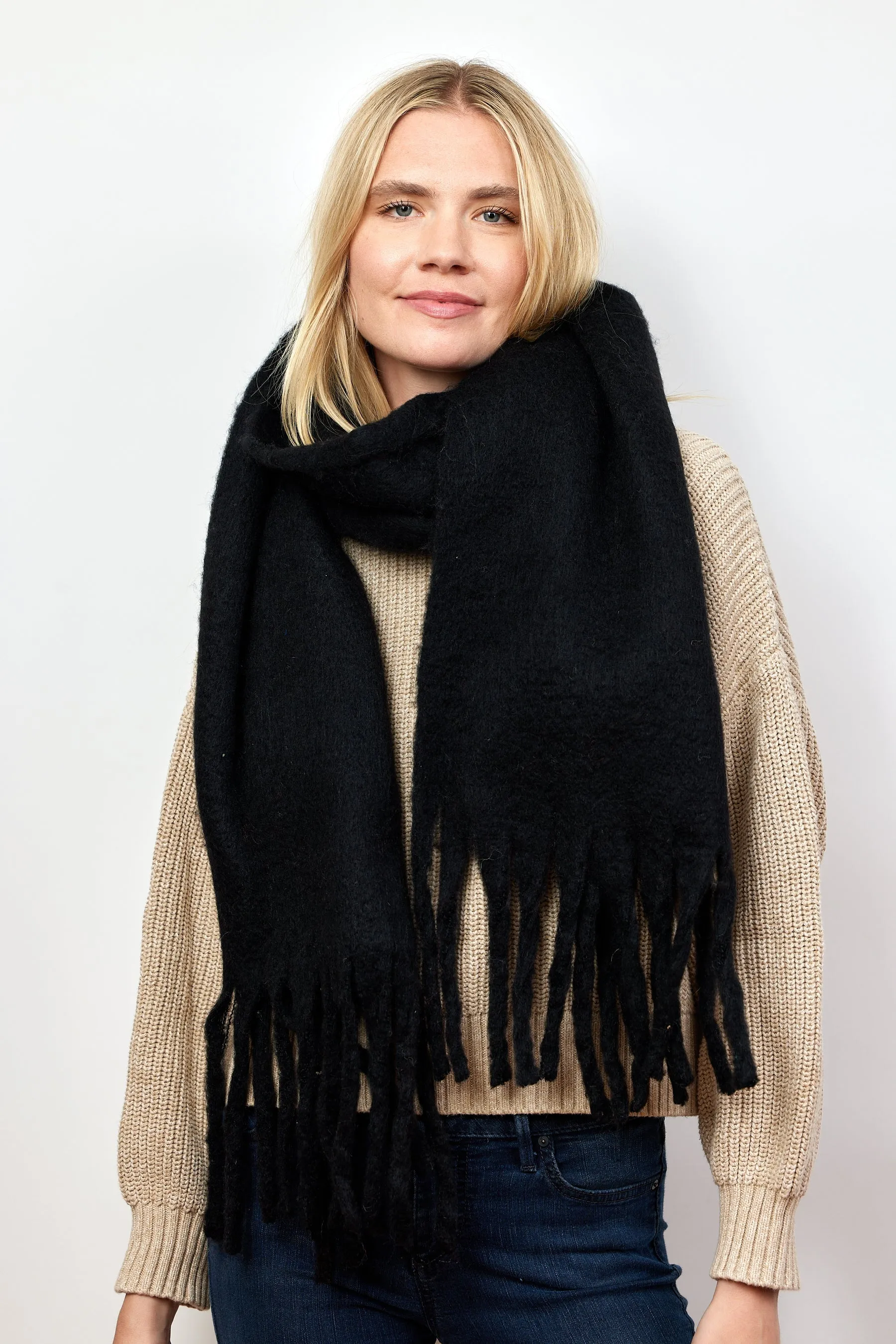 Chic Solid Scarf in Black