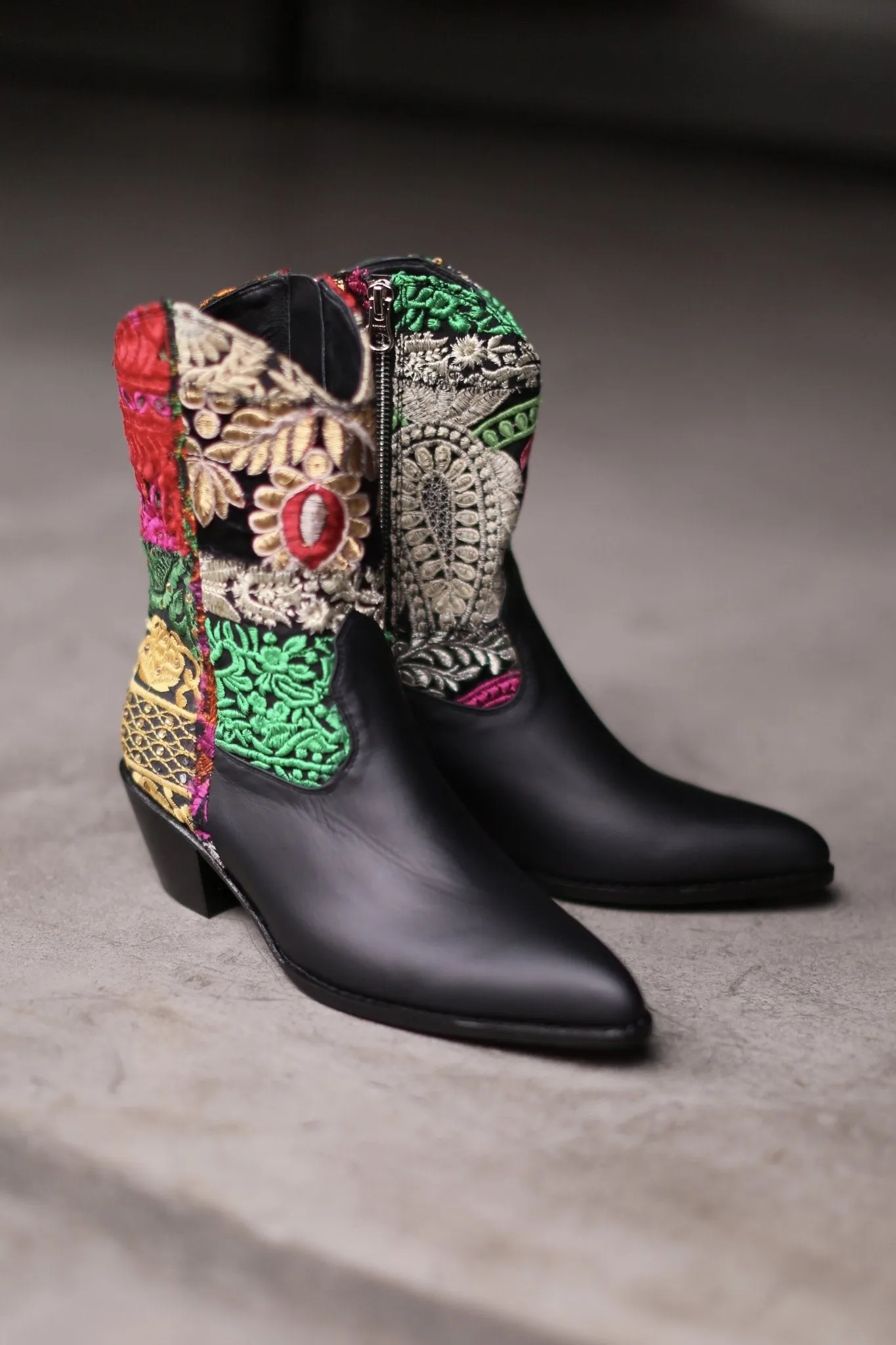 EMBROIDERED PATCHWORK BOOTS GIVA (BLACK)